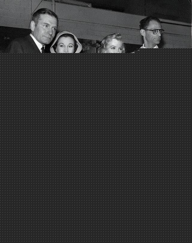 1956年,43岁的费雯丽和30岁的梦露同框,对比惨烈,美人也怕迟暮
