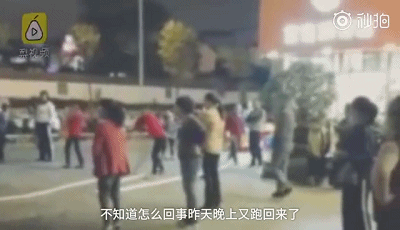大妈跳广场舞,小区物业竟用消防水管朝大妈脚底喷水