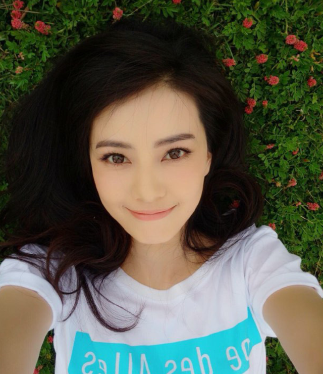 高圆圆露背衣秀美背!皮肤细腻白到发光,头发撩到耳后露精致五官