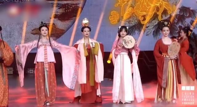 央视五位美女主播齐亮相!张蕾汉服端庄优雅,王冰冰造型清秀可人