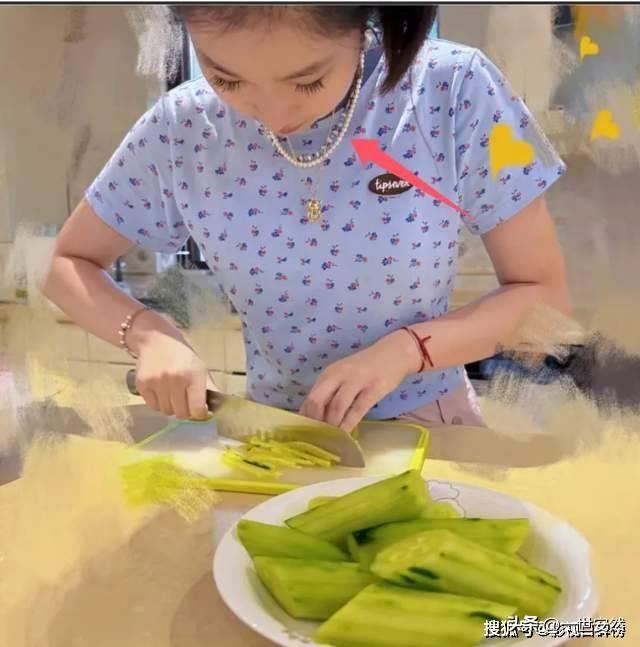 马伊琍带着女儿蹦迪,穿着雨衣在人群中肆意跳舞,活力四射