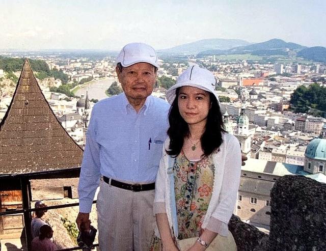 杨振宁精神矍铄与妻子合体亮相,44岁翁帆发福水肿,憔悴了不少