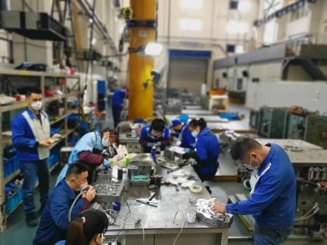 为筑牢复工复产的“安全屏障”,嘉定这家车企紧急研发跨界生产护目镜
