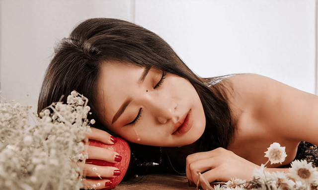 少女竟被大叔带到酒店,美女主动脱去衣服,献身五十岁的老男人!