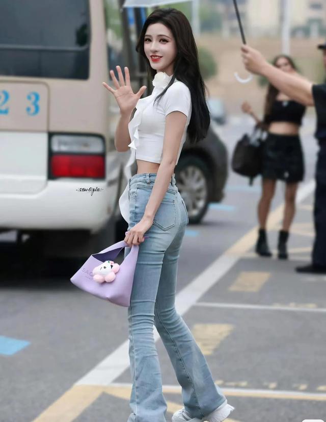 张予曦蓝色紧身牛仔裤,修长美腿性感美臀太迷人了!