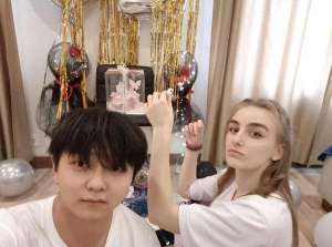 美女吻美女(中国留学生爱上俄罗斯美女，每天被女友亲上百次，睡个懒觉都不成)