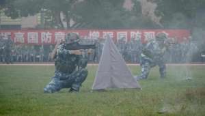 cf美女教官私房照(军训上演真人版“穿越火线”：跃过三角锥、穿过火龙圈、绕过铁丝网……)
