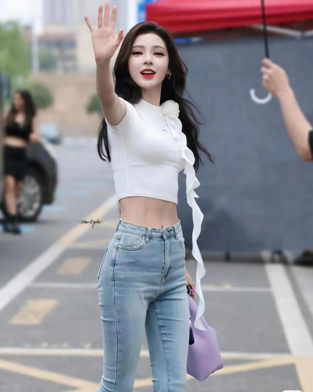 张予曦蓝色紧身牛仔裤,修长美腿性感美臀太迷人了!