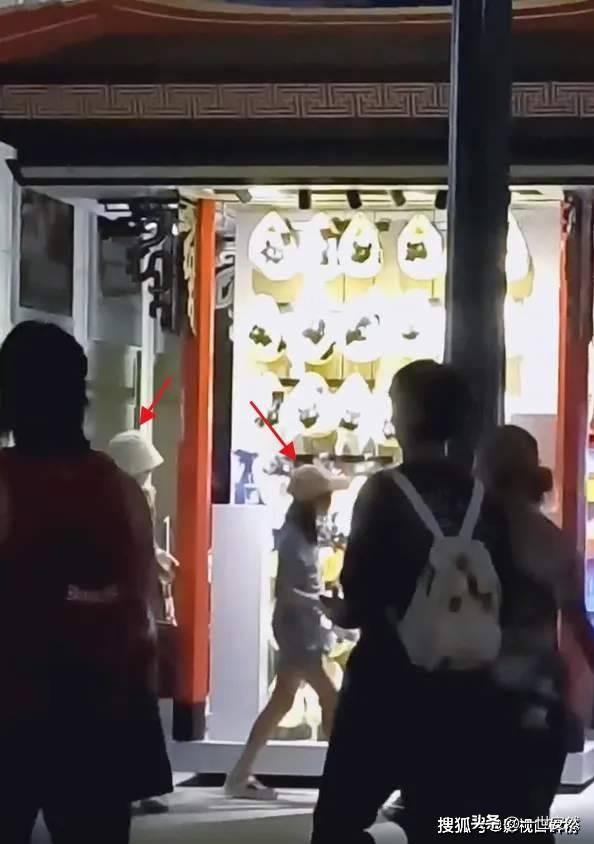 马伊琍带着女儿蹦迪,穿着雨衣在人群中肆意跳舞,活力四射