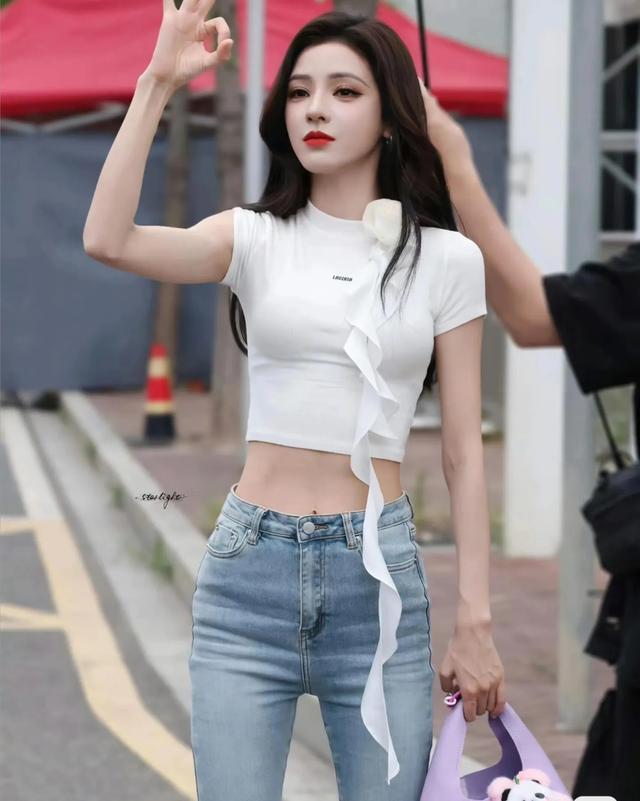 张予曦蓝色紧身牛仔裤,修长美腿性感美臀太迷人了!