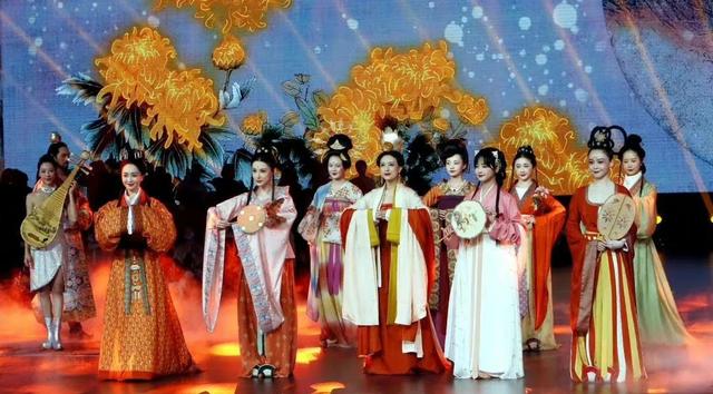央视五位美女主播齐亮相!张蕾汉服端庄优雅,王冰冰造型清秀可人