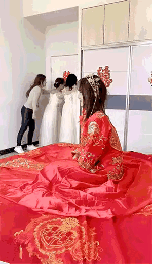 太抢镜了!上海一女子地铁穿搭太靓眼,有男乘客竟然坐过站了!