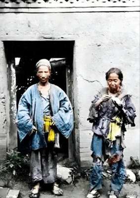 美女买的(1834年，晚清美女被卖到美国，身着旗袍露出小脚，25美分随意观看)