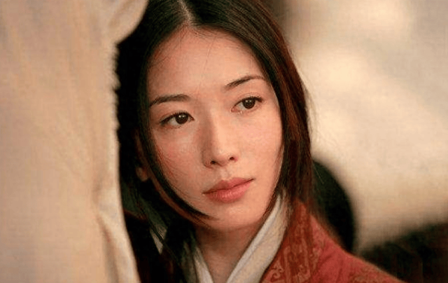 少女竟被大叔带到酒店,美女主动脱去衣服,献身五十岁的老男人!