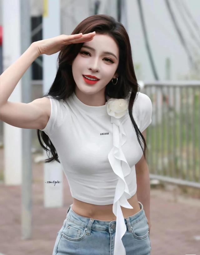 张予曦蓝色紧身牛仔裤,修长美腿性感美臀太迷人了!