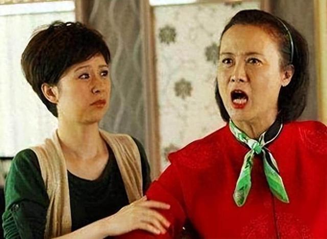 少女竟被大叔带到酒店,美女主动脱去衣服,献身五十岁的老男人!