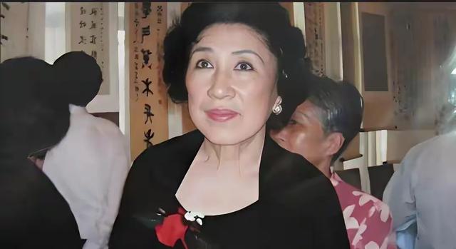 张灵甫妻子王玉龄1968年在美国留影,纯纯美女她40岁气质非凡
