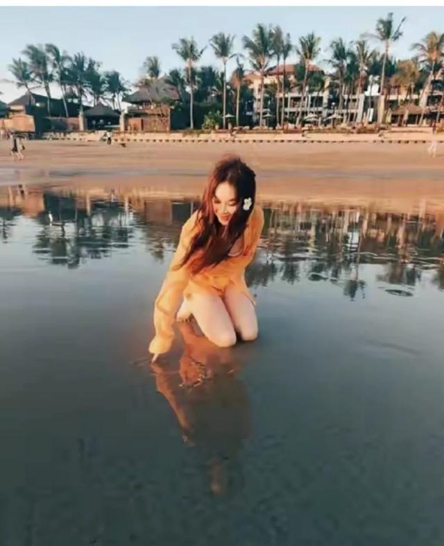 明星泳装比拼:钟楚曦腰臀比绝了,刘亦菲肥美,58岁温碧霞美翻了