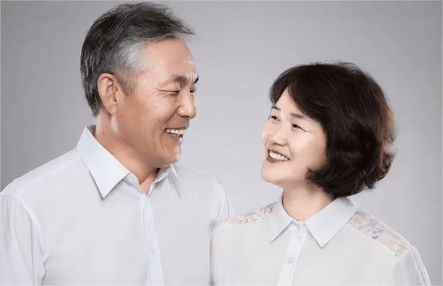 少女竟被大叔带到酒店,美女主动脱去衣服,献身五十岁的老男人!