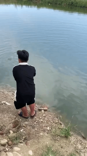 太抢镜了!上海一女子地铁穿搭太靓眼,有男乘客竟然坐过站了!