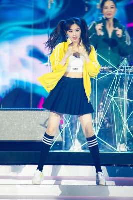 美女湿胸口(张含韵温泉热舞上衣打湿，尴尬捂胸俏皮可爱，31岁了一点没变)