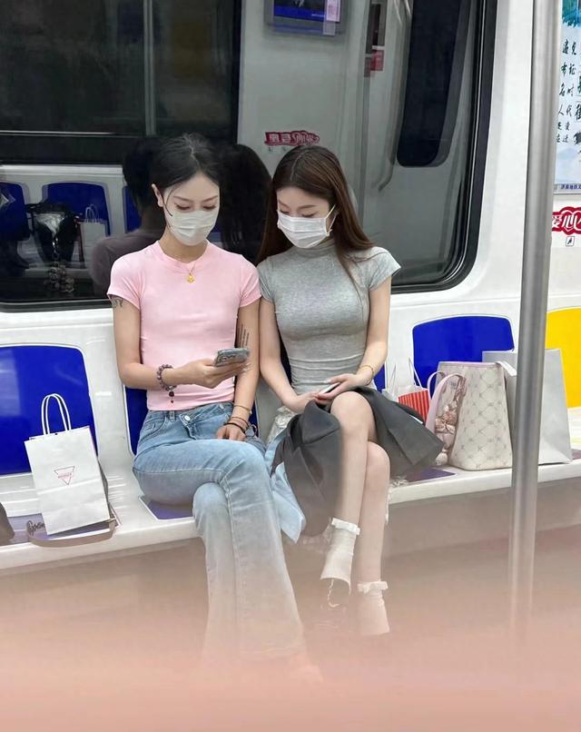 地铁里偶遇的两大美女,如果上前去要微信,百分之九十的男人都会