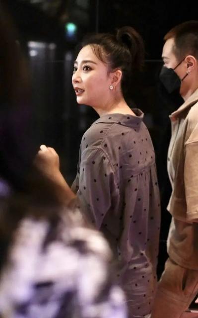 殷桃被路人抓拍,穿波点衬衫搭紧身牛仔裤,体态匀称腰臀比例好