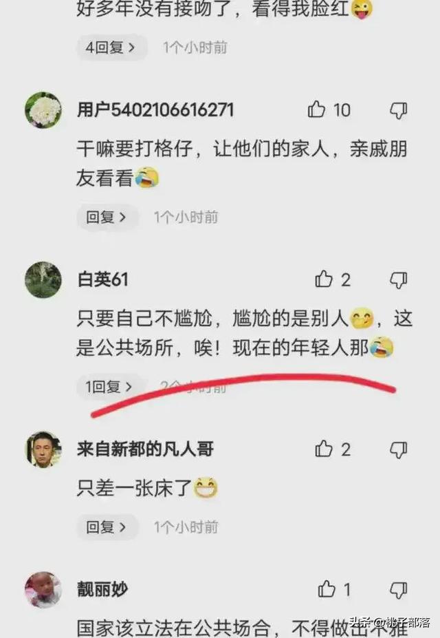 地铁情侣当众激情亲吻摸胸,女子闭眼陶醉,网友直呼辣眼!