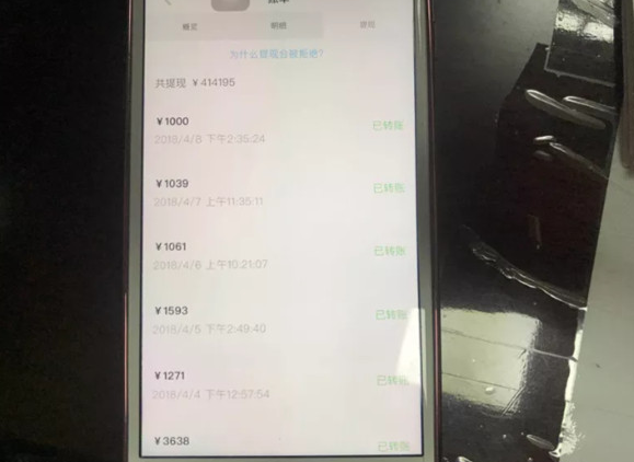 成人直播间:女大学生在宿舍当色情主播