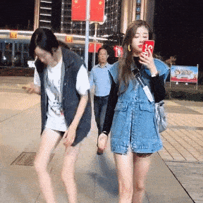 太抢镜了!上海一女子地铁穿搭太靓眼,有男乘客竟然坐过站了!
