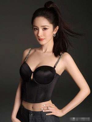 d罩杯乳美女(杨幂内衣写真大曝光，D罩杯，难怪叫“大幂幂”这身材也太顶了)