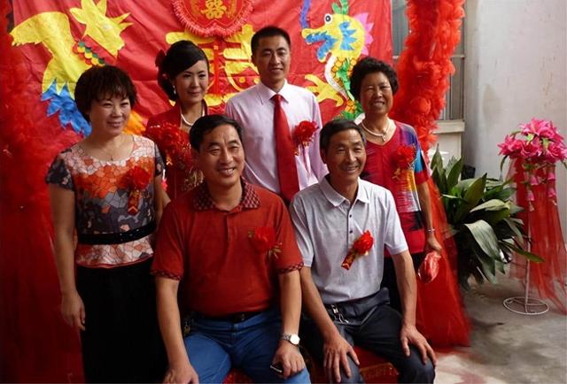 少女竟被大叔带到酒店,美女主动脱去衣服,献身五十岁的老男人!