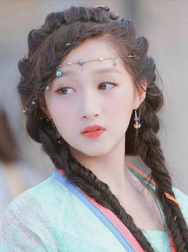 看够了雷同的双丫髻,明明编发、盘发和双马尾才是古装少女标配