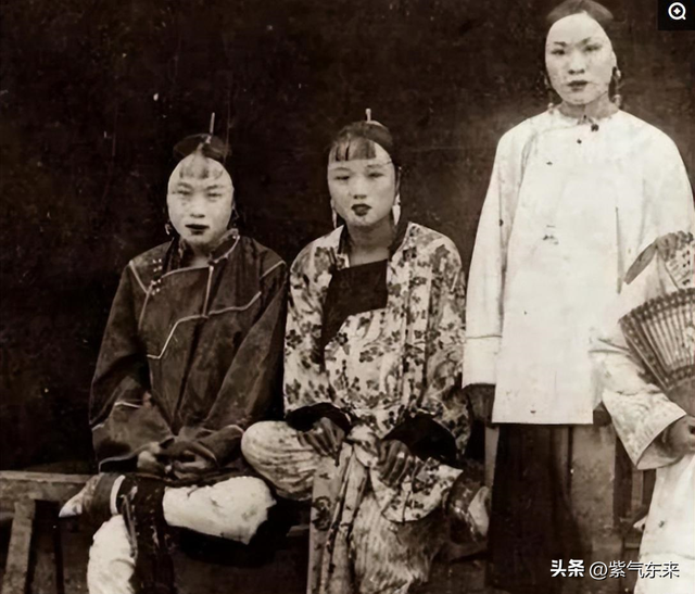 罕见照片:日本女人竟如此开放大胆,女学生脱光衣服全身赤裸上课