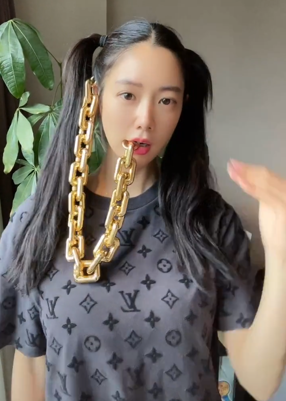 亚洲第一美女克拉拉嘴叼金链子,大锁链比手指还粗,扭腰俏皮扮嫩