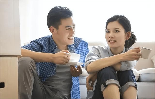 少女竟被大叔带到酒店,美女主动脱去衣服,献身五十岁的老男人!