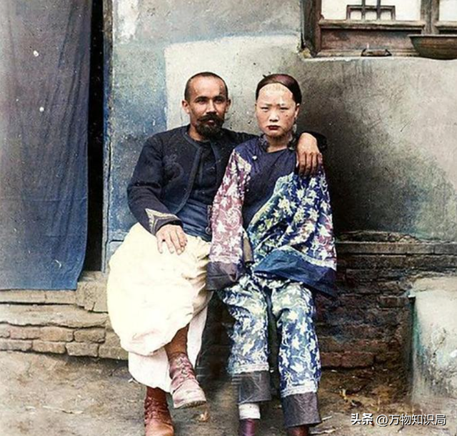 1834年，晚清美女被卖到美国，身着旗袍露出小脚，25美分随意观看