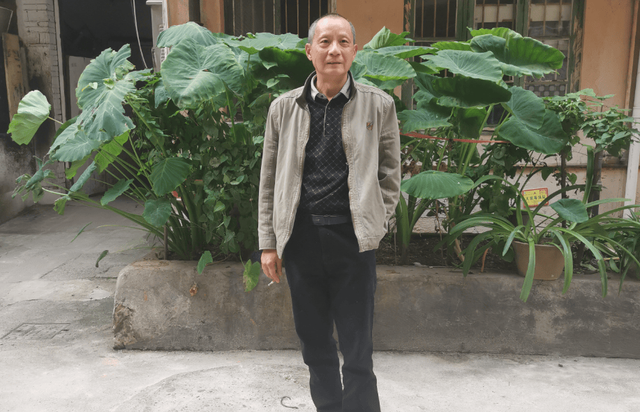 少女竟被大叔带到酒店,美女主动脱去衣服,献身五十岁的老男人!
