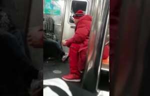 国外捆绑美女(美国地铁现绑人事件红衣男抱起熟睡美女就跑，事后被路人暴揍)