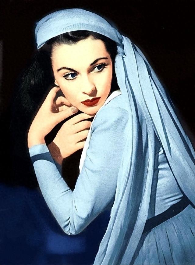 1956年,43岁的费雯丽和30岁的梦露同框,对比惨烈,美人也怕迟暮