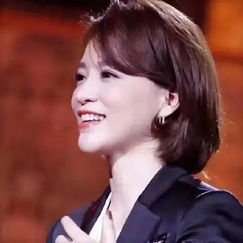 温婉贤淑,才情并蓄的美女主持人董卿
