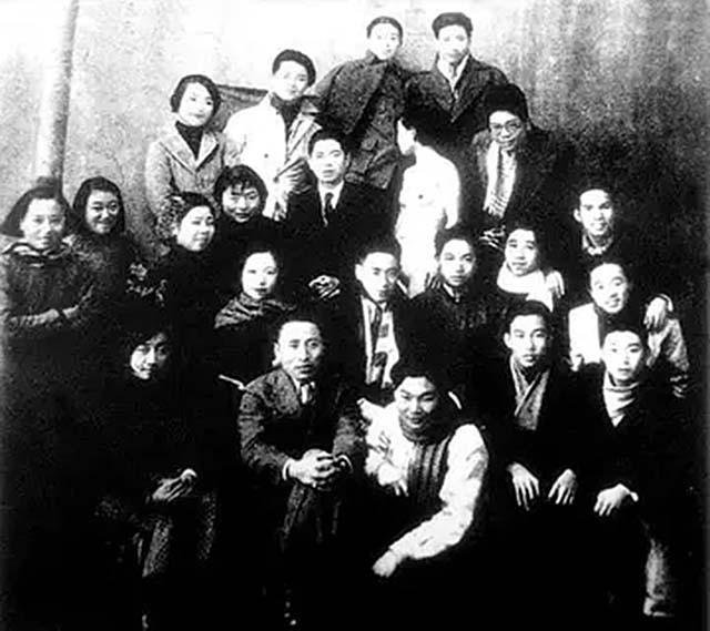 中国首位人体模特陈晓君:同学皆为她鞠躬,却被父亲打到卧床不起