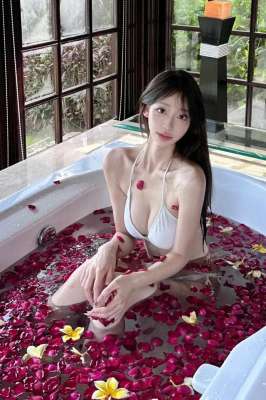 在浴室里美女(27岁性感美女在度假村沐浴拍的写真照)