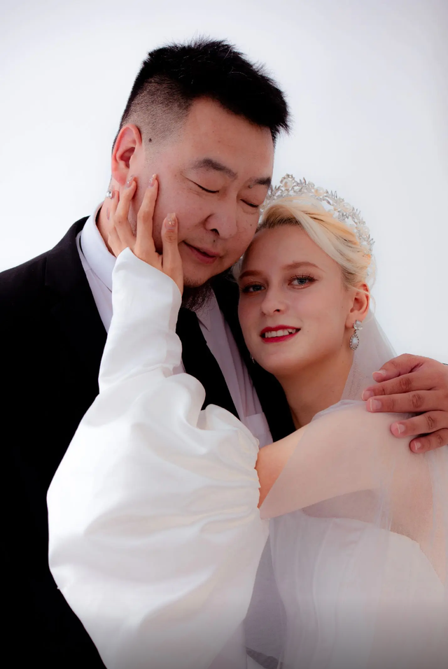 东北大叔娶00后俄罗斯美女,还把小姨子接到中国,网友齐声叫姐夫