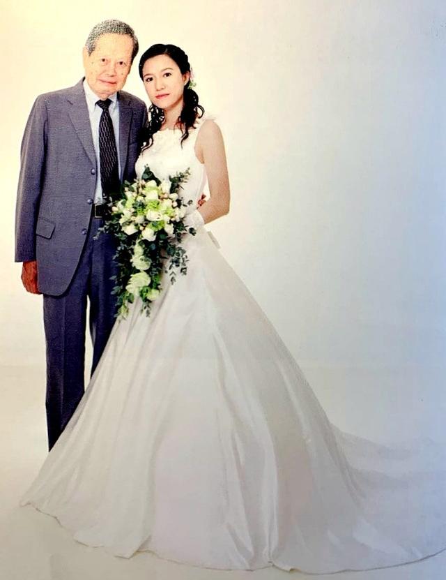 杨振宁精神矍铄与妻子合体亮相,44岁翁帆发福水肿,憔悴了不少