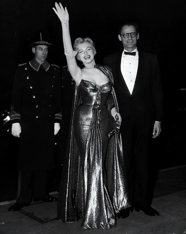 1956年,43岁的费雯丽和30岁的梦露同框,对比惨烈,美人也怕迟暮