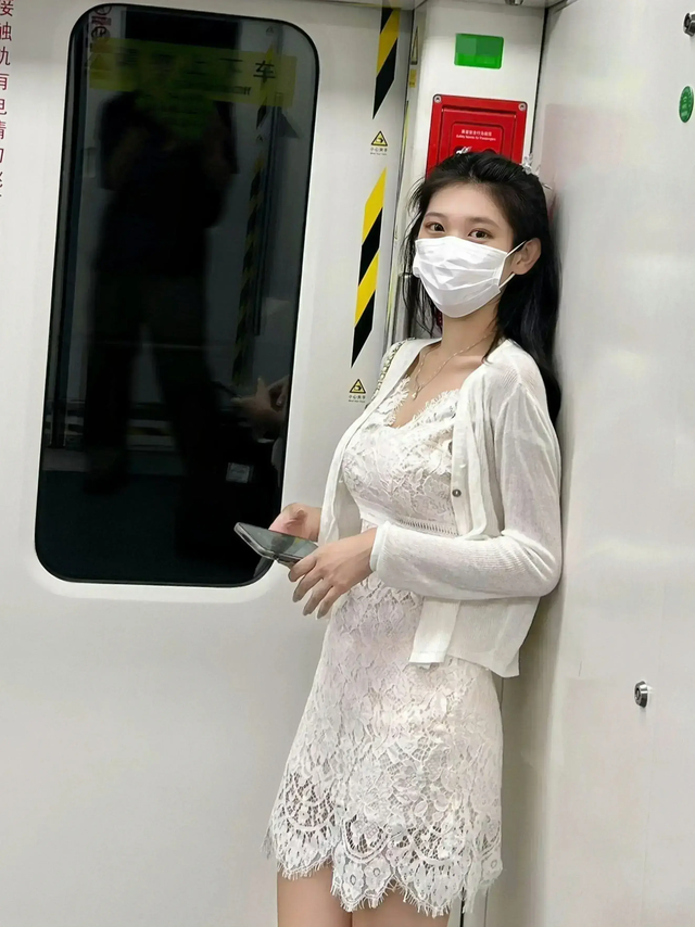 太抢镜了!上海一女子地铁穿搭太靓眼,有男乘客竟然坐过站了!