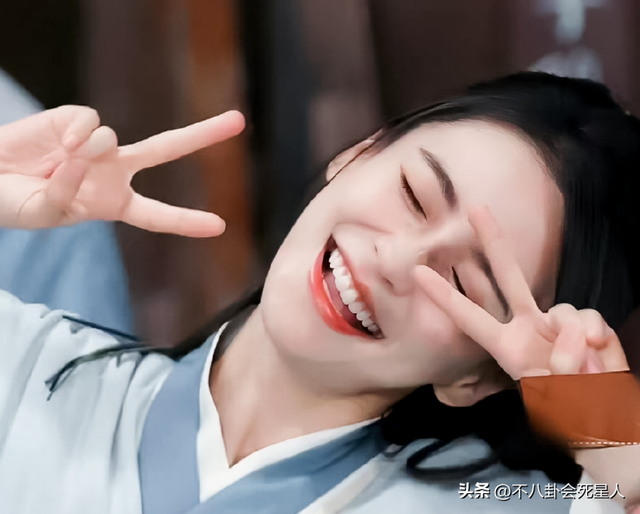 明明是美女,笑起来却很“恐怖”,这6位女星,不笑美艳一笑瘆人