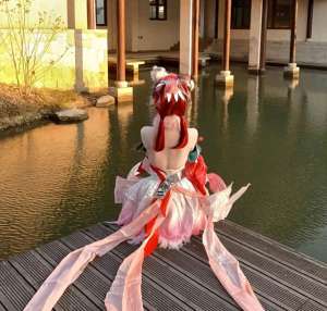 美女 桑巴(王者COS：身材最好的美女妲己纤纤玉足超美，公孙离身材最好)