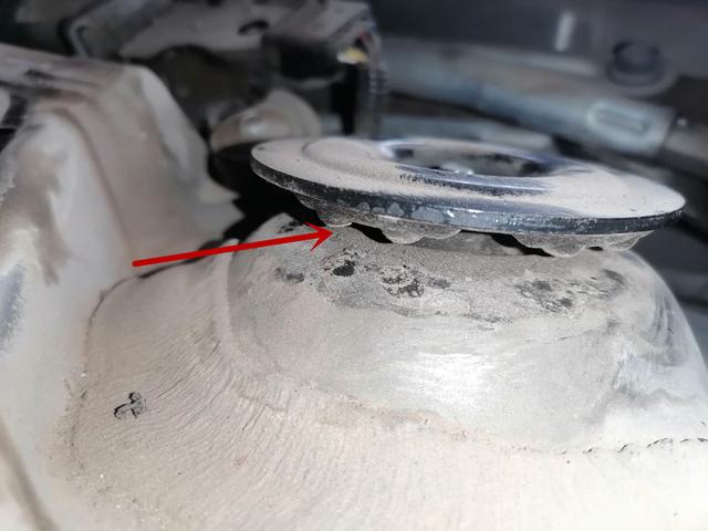 别克英朗走水泥路面或过减速带底盘“咚咚”异响,胖哥检查分析